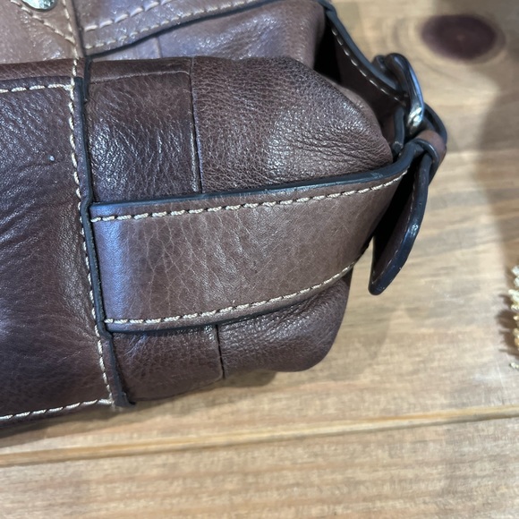 Fossil leather bag in very good pre owned condition. Measures approx. 13”x10”x 4 - Picture 4 of 7